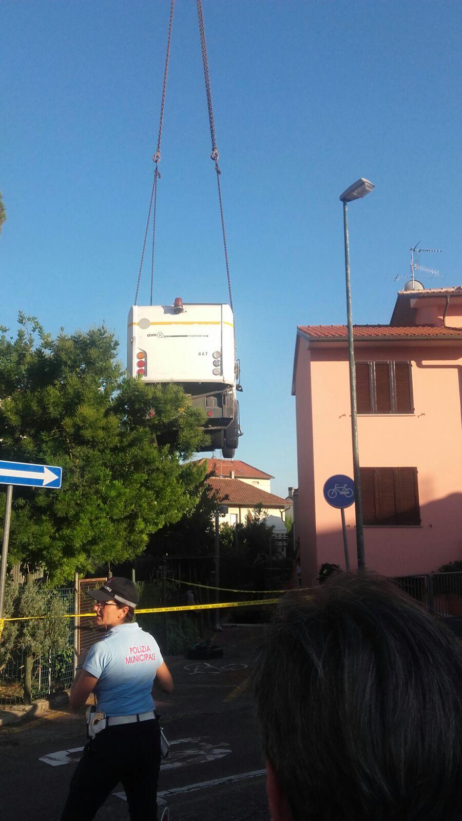 Il recupero della spazzatrice dell'Asm