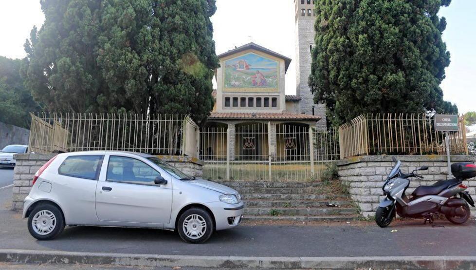 La chiesa dell'Apparizione come un parcheggio