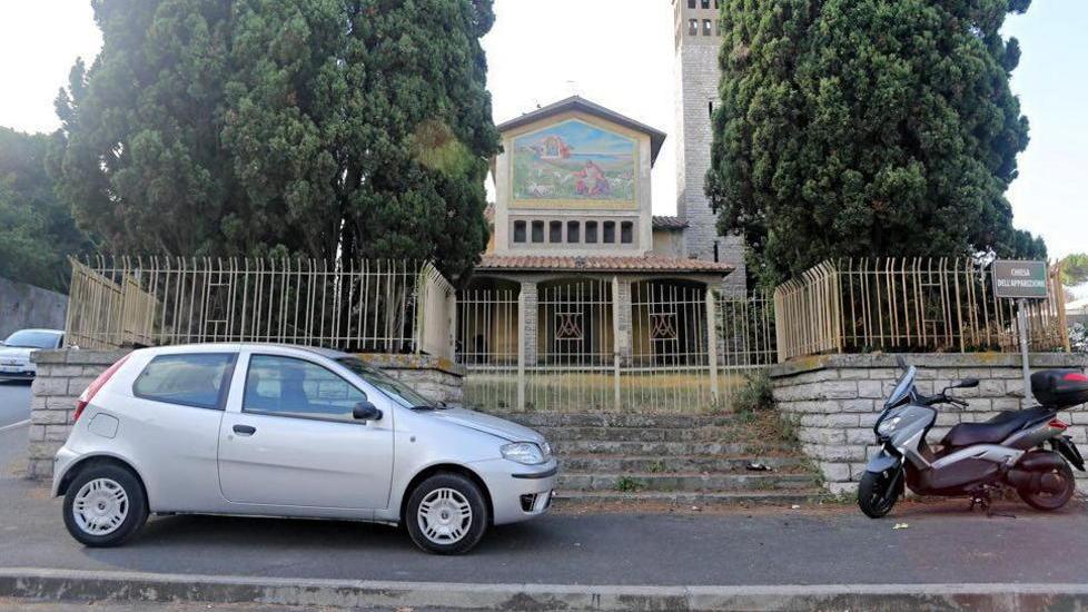 La chiesa dell'Apparizione come un parcheggio