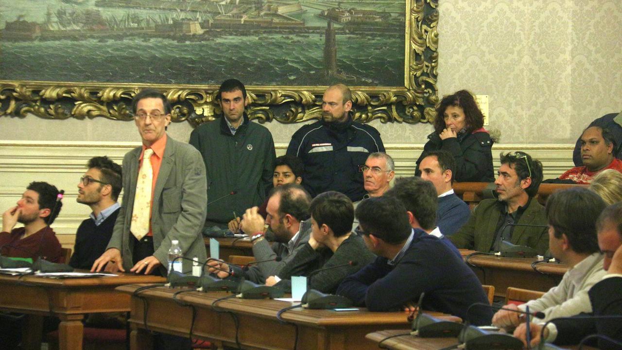 I banchi del consiglio comunale. In piedi Marco Cannito (Città Diversa)