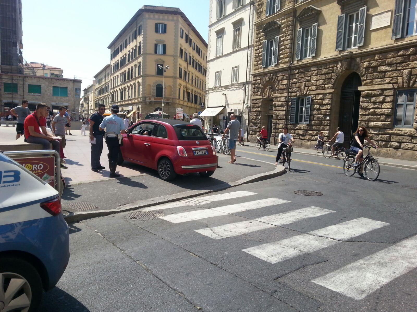 L'auto finita sulla piazza Attias