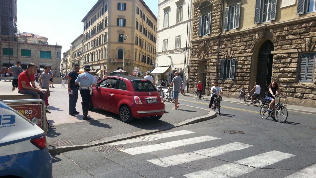 L'auto finita sulla piazza Attias