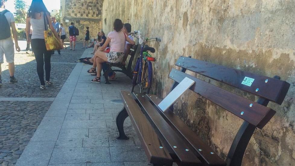 In memoria del padre defunto restaura le panchine del porto di Alghero
