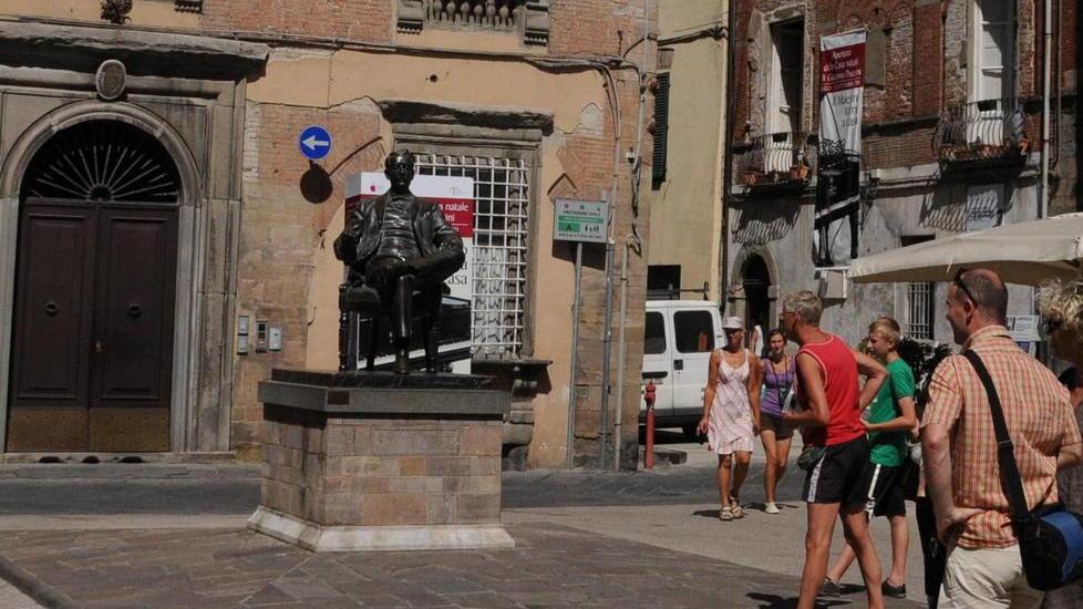 Orina sulla statua di Puccini, sanzionato dai vigili urbani