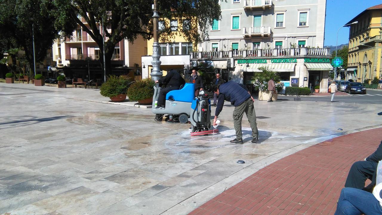 Lavori di ripulitura del travertino nella pavimentazione di piazza del Popolo