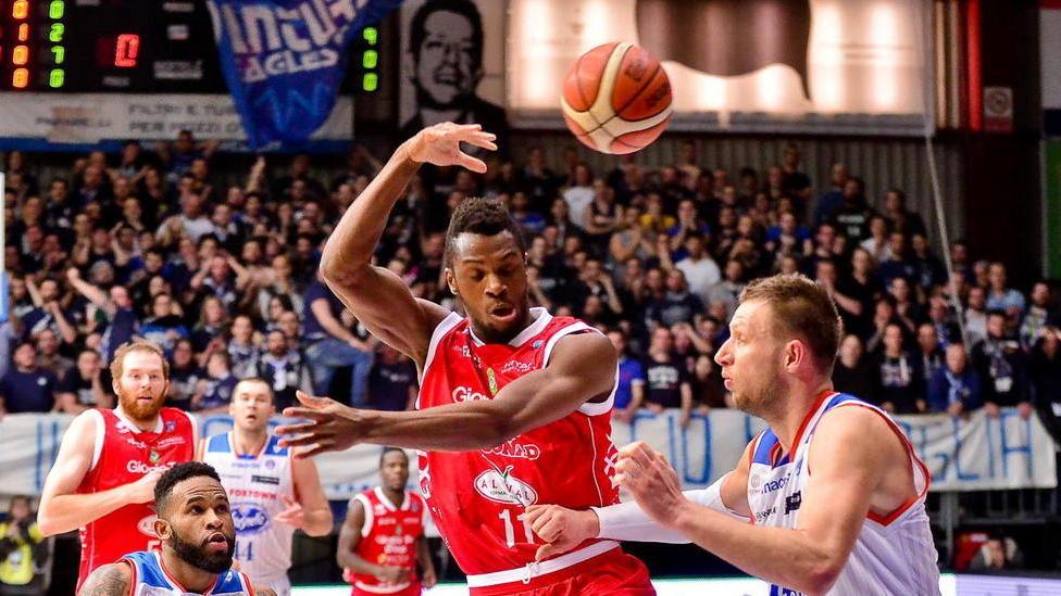 Esordio a Cremona col Vanoli Inizio da brividi per The Flexx