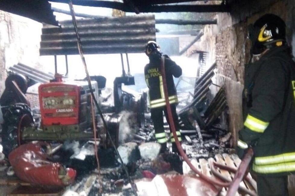 Fuoco nel capannone lungo la Francesca Paura per l’eternit