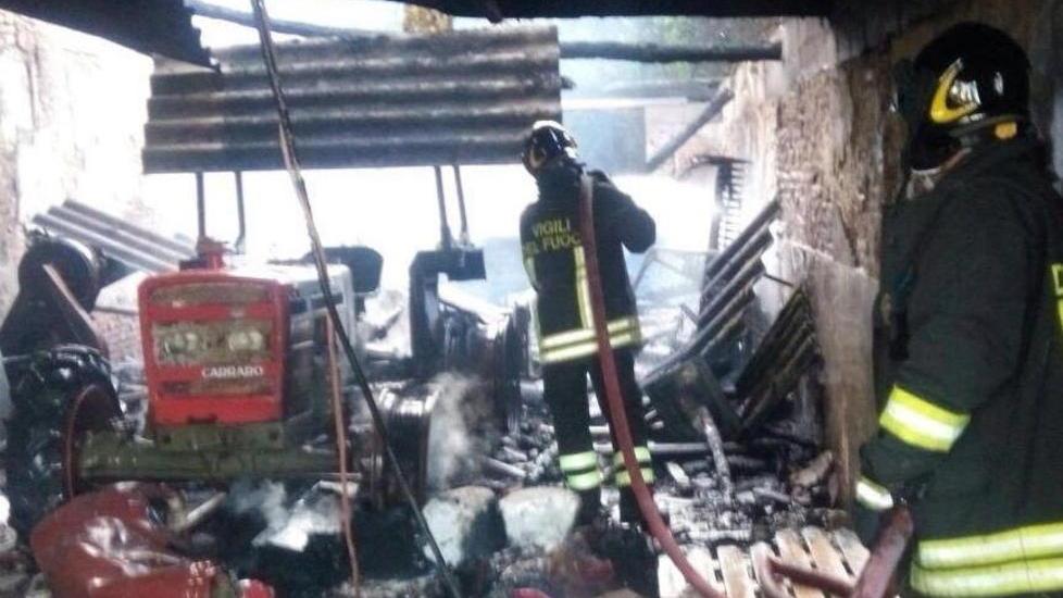 Fuoco nel capannone lungo la Francesca Paura per l’eternit