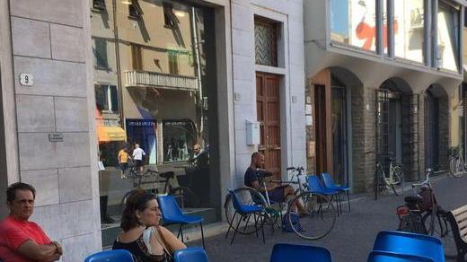 Sedie vicino alle vetrine