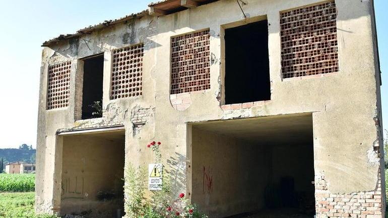 Inseguiti finiscono fuori strada con l’autocarro rubato poco prima