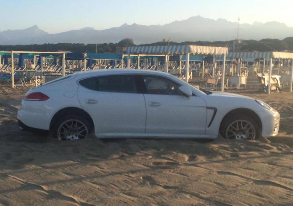 Resta arenato in spiaggia con la Porsche