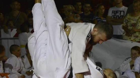 Piazza Bovio si trasforma in un tatami