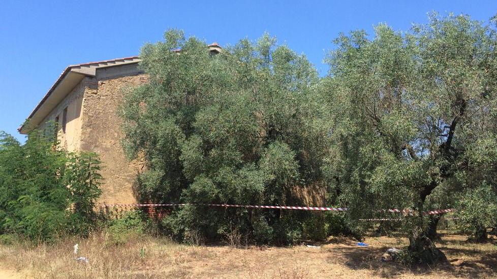 Un cadavere nel casolare scoperto dopo un mese