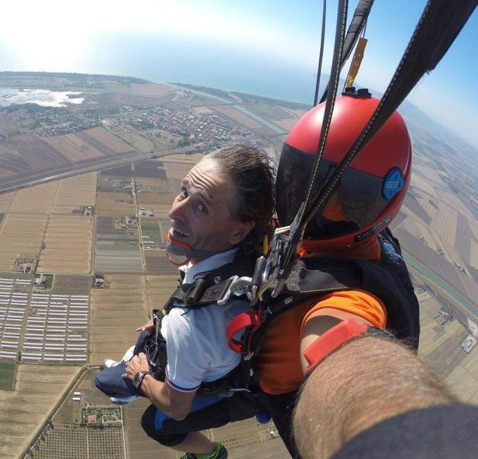 Dalla sedia a rotelle al cielo per abbattere i confini del corpo 
