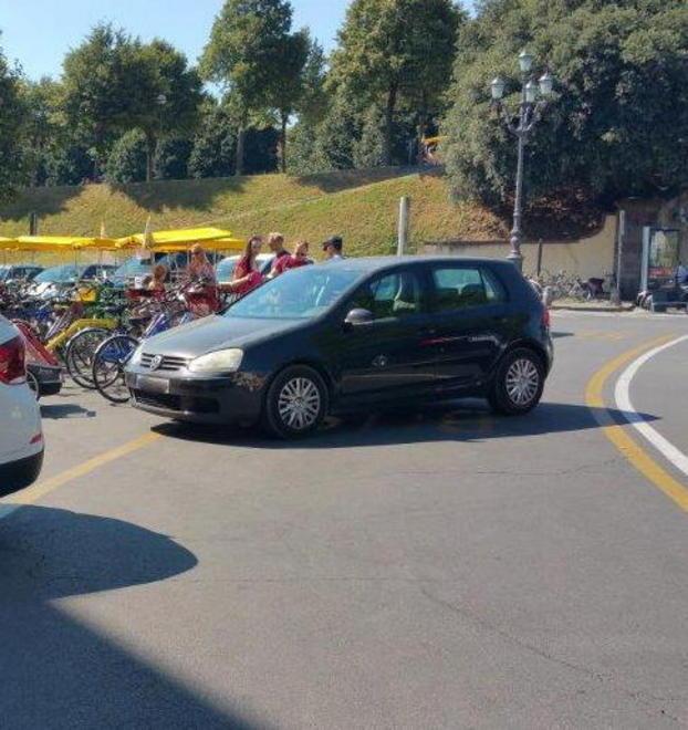 Caos in piazza Santa Maria Rimozione anche la notte 