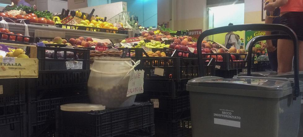 I primi bidoni consegnati ai commercianti