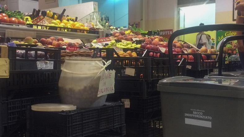 I primi bidoni consegnati ai commercianti