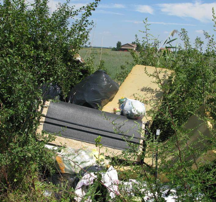Discariche a cielo aperto nella strada dei ciclisti 