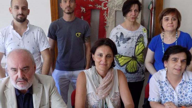 La tavolata della solidarietà per ricostruire la canonica