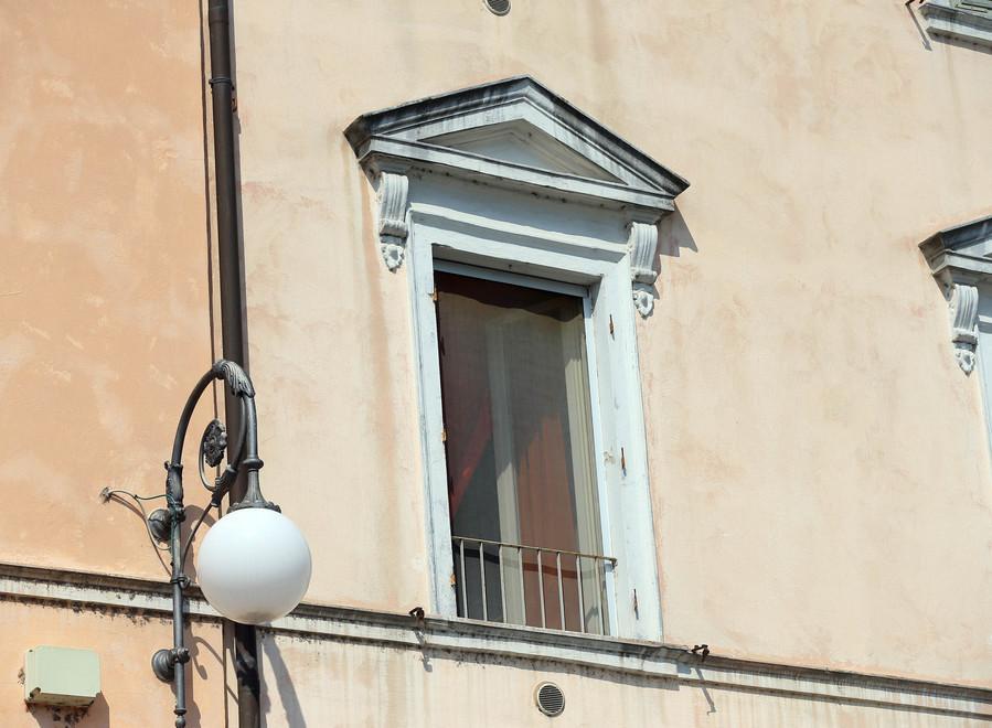 Le persiane cadono e l’Acer decide di toglierle 