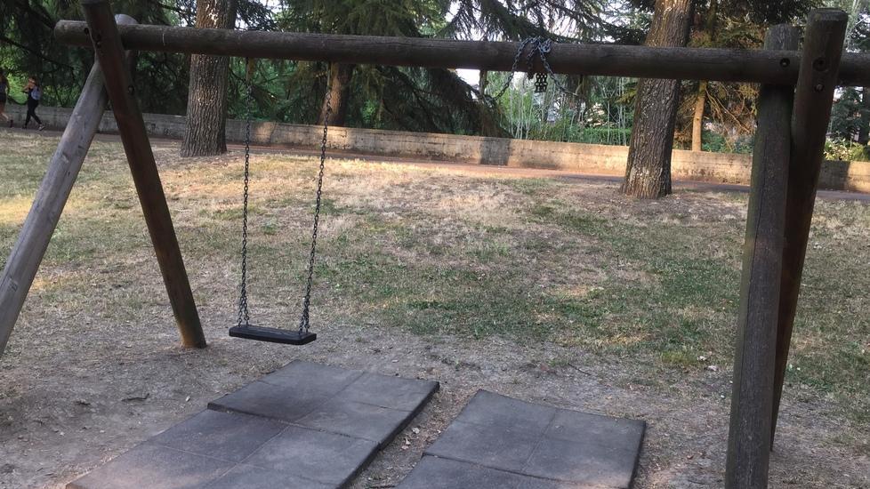 Reggio Emilia, l'allarme di un residente: "Al parco delle Caprette amianto ed erba alta"