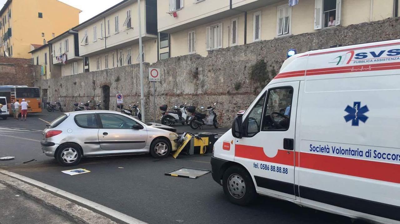 L'auto che si è schiantata contro la pompa di benzina