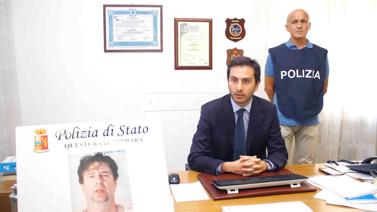 Il dirigente della Squadra Mobile, Andrea Crucianelli, spiega la cattura di Cristiano Perini