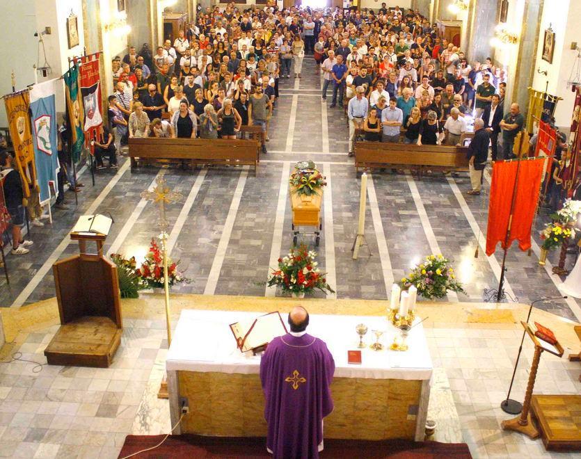 Ferrara, rose e gonfaloni da città e contrade per l’addio a Mauro 