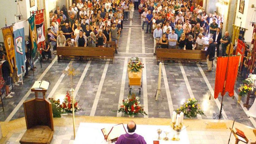 Ferrara, rose e gonfaloni da città e contrade per l’addio a Mauro