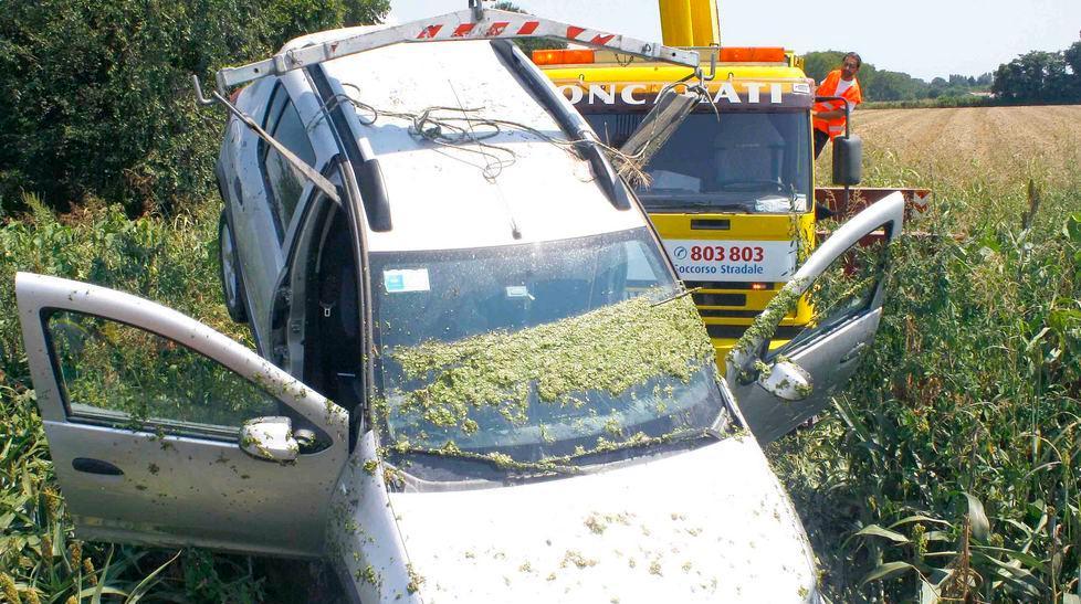 Ferrara, soccorso dopo ore sul tettuccio dell'auto 