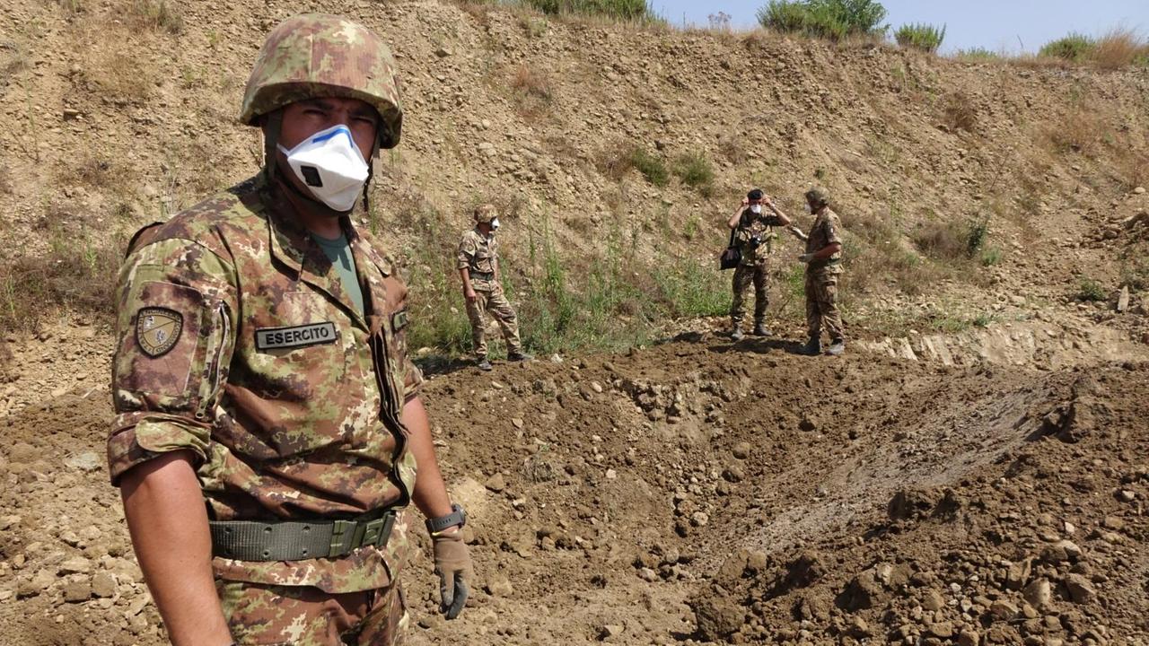 Militari al lavoro dopo l'esplosione della bomba (foto Lorenzo Gori)