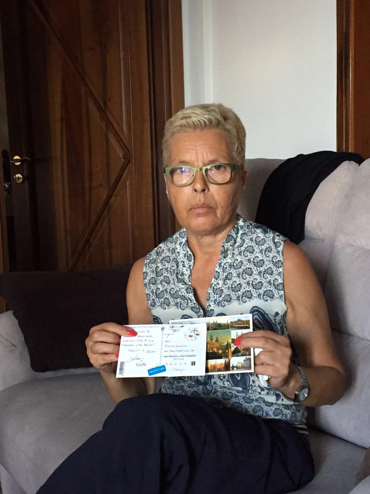 Michela Parlanti mostra le cartoline ricevute dopo 12 anni