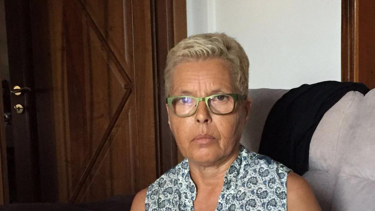 Michela Parlanti mostra le cartoline ricevute dopo 12 anni