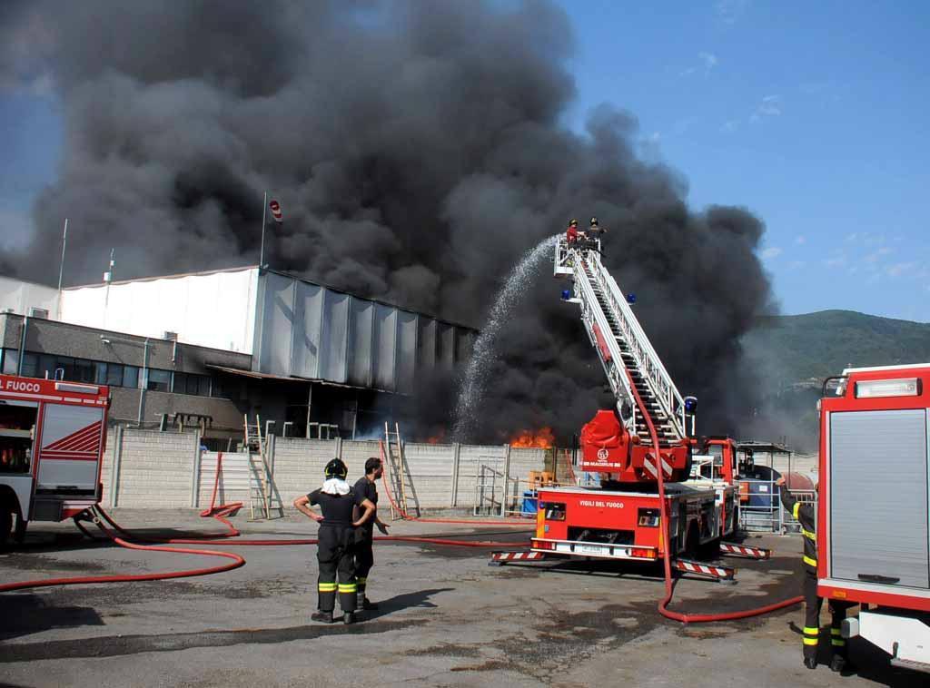 I vigili del fuoco in azione per spegnere le fiamme alla ditta Costa
