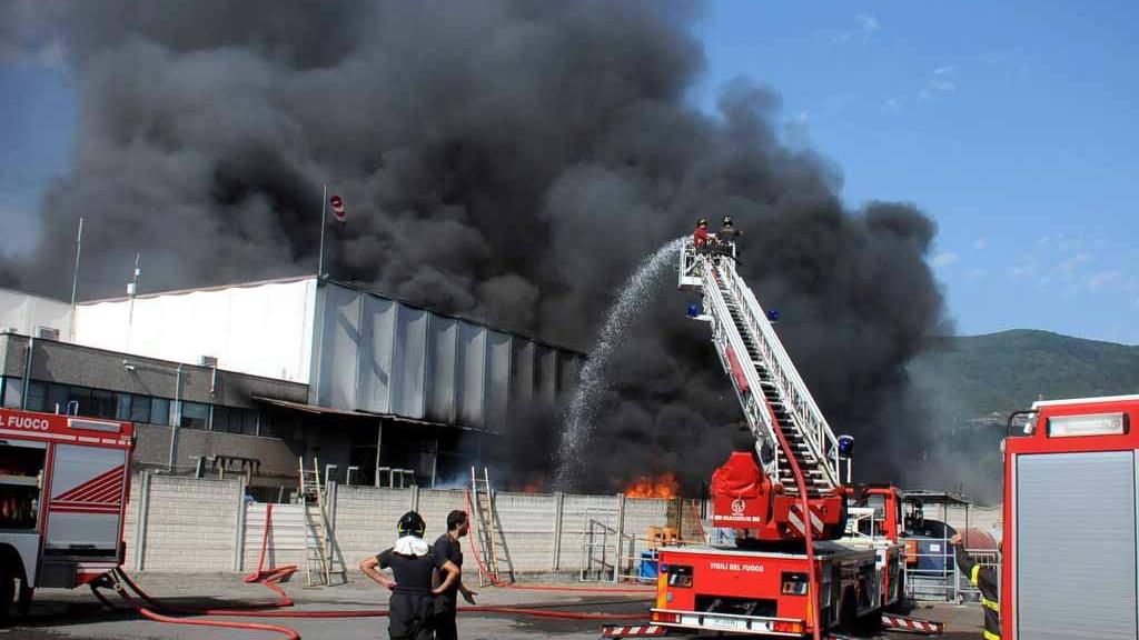 I vigili del fuoco in azione per spegnere le fiamme alla ditta Costa
