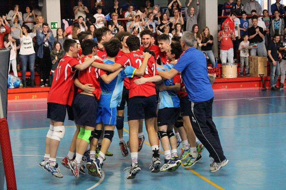 La festa dei giocatori del Volley Prato dopo la vittoria a Cortona 