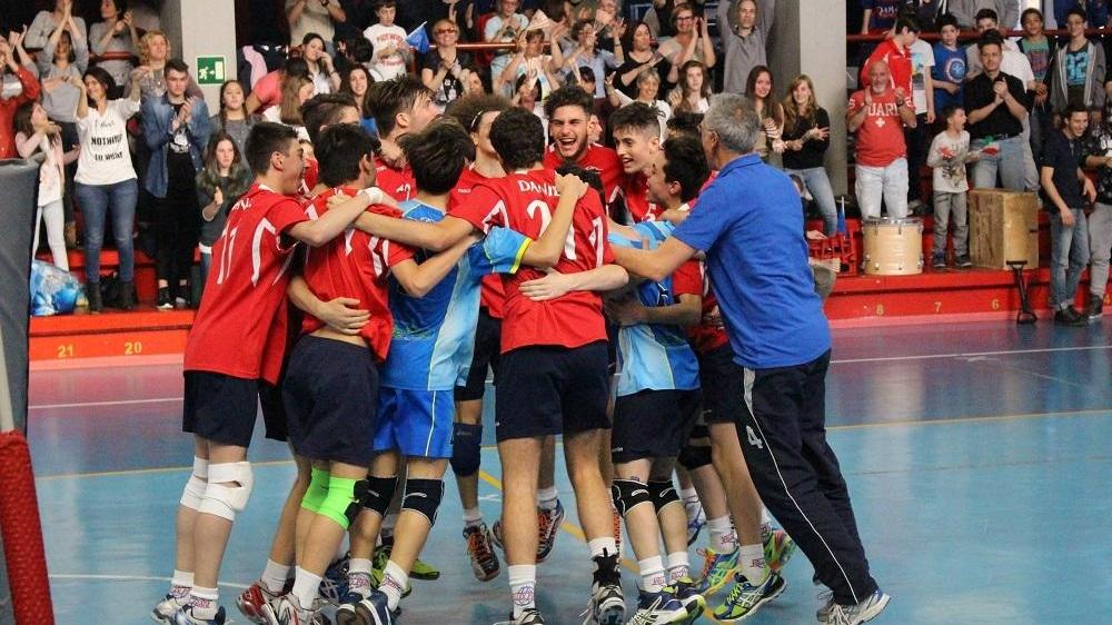 La festa dei giocatori del Volley Prato dopo la vittoria a Cortona