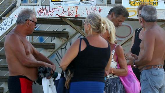 Spiaggia del Lidò recintata. Bagnanti sulla battigia