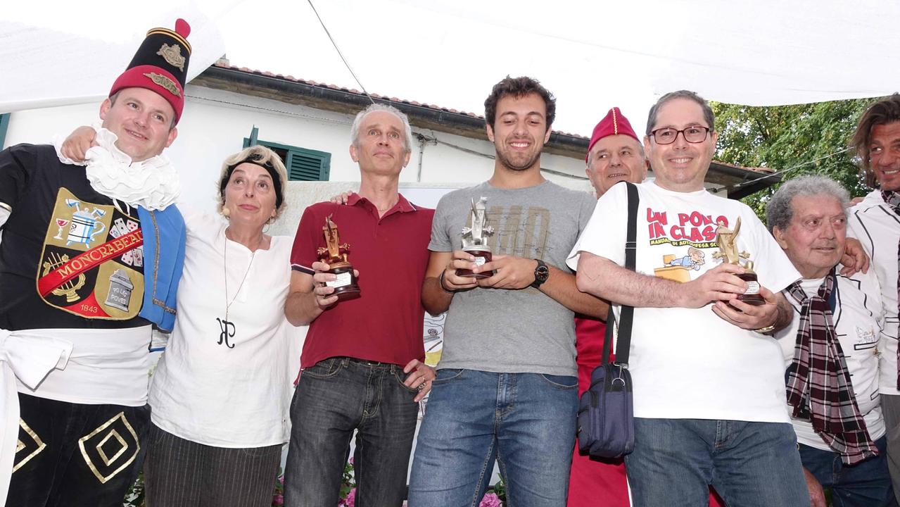 Il gruppo dei vincitori con i premi (foto Lorenzo Gori)