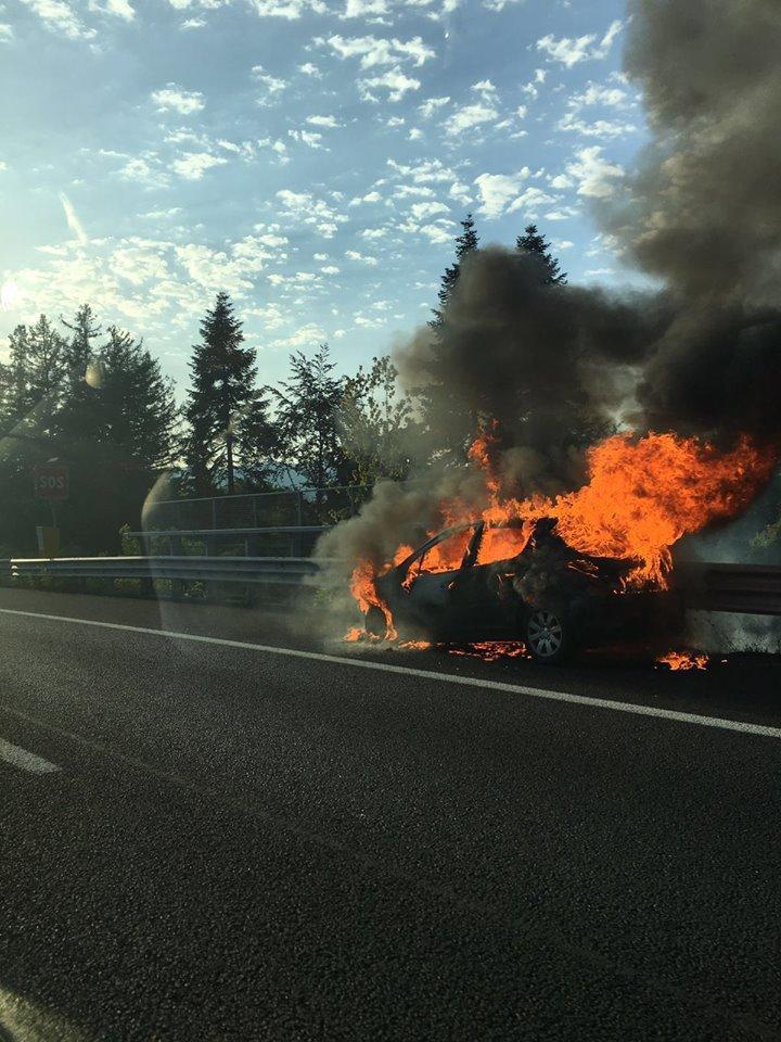 La foto dell'auto in fiamme postata su Facebook da Laura Cioni