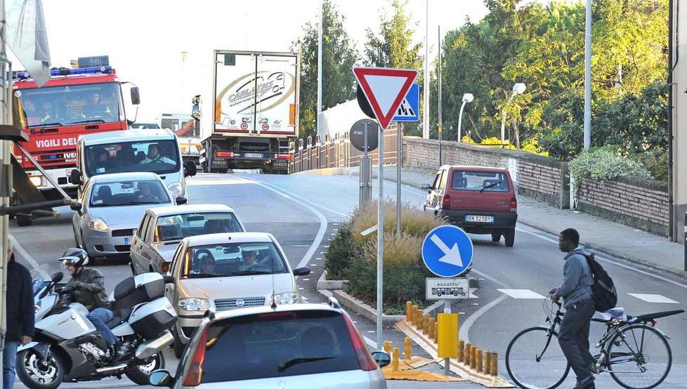 Calvario di errori e dimenticanze per i lavori al ponte dell’Arca 