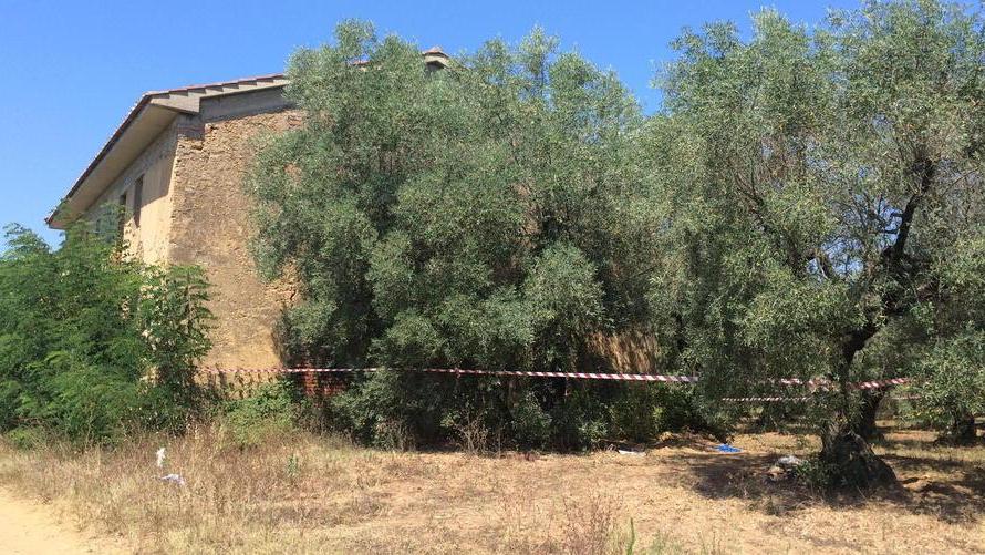 Resta senza nome il cadavere trovato nel casolare giovedì