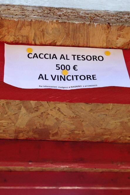 Una “caccia al tesoro” in spiaggia: 500 euro a chi trova gli occhiali 
