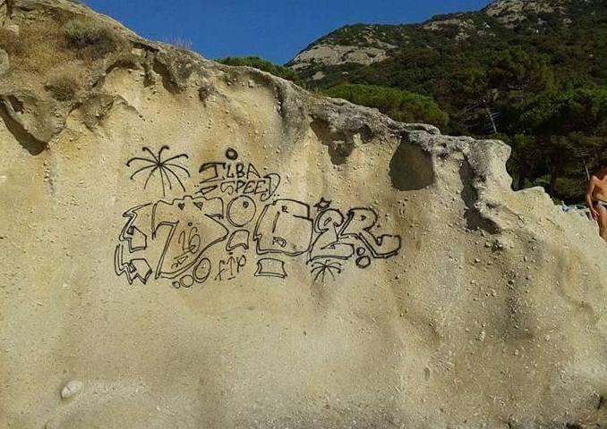 Le scogliere imbrattate ripulite dai turisti 