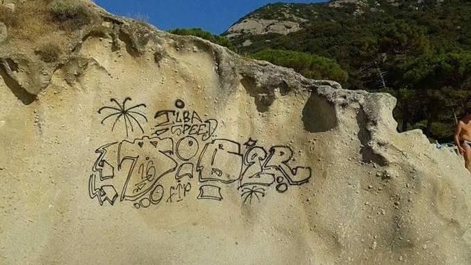 Le scogliere imbrattate ripulite dai turisti