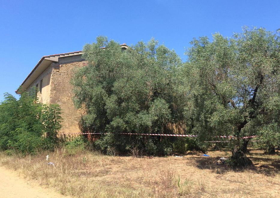 Cadavere nel casolare, resta il giallo