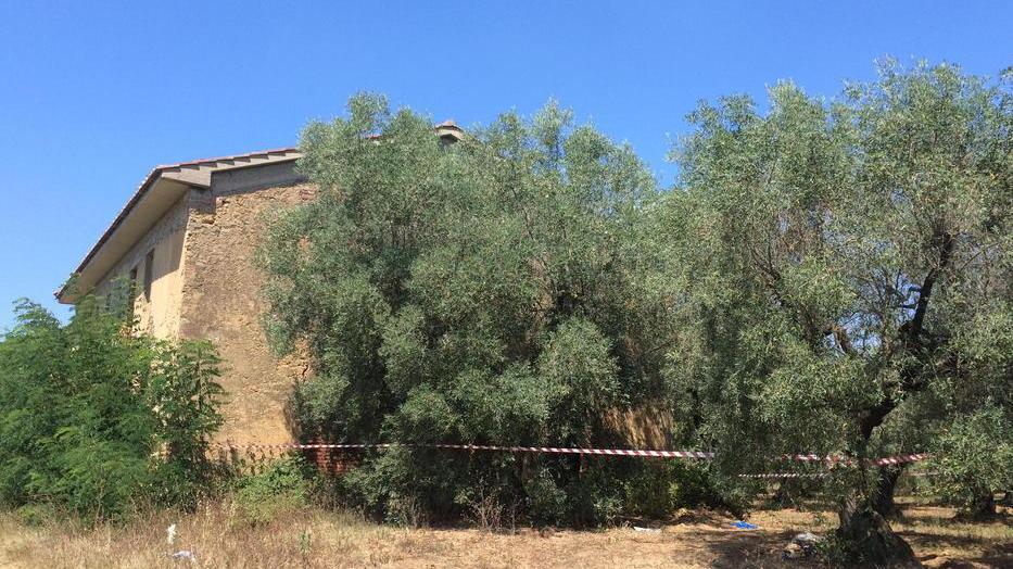 Cadavere nel casolare, resta il giallo