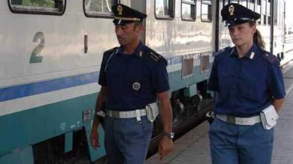 Si sdraia sui binari e minaccia il suicidio Poi picchia un agente