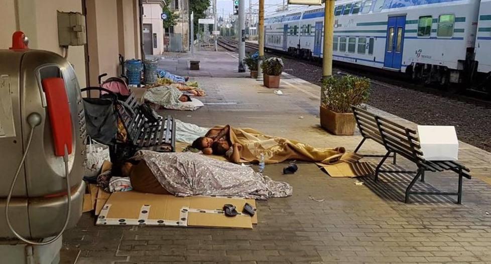 Dormono nella stazione La protesta del ferroviere 