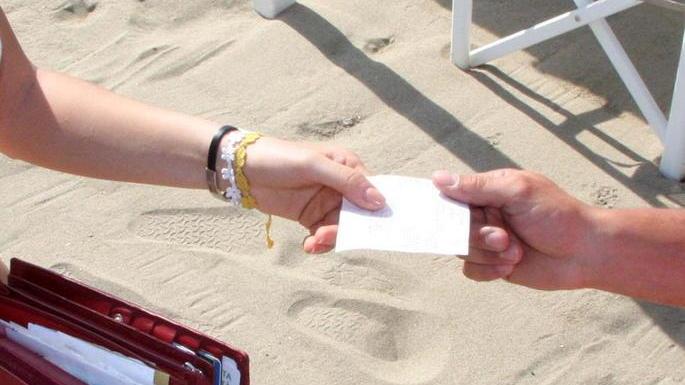 Controlli a tappeto sugli scontrini in spiaggia